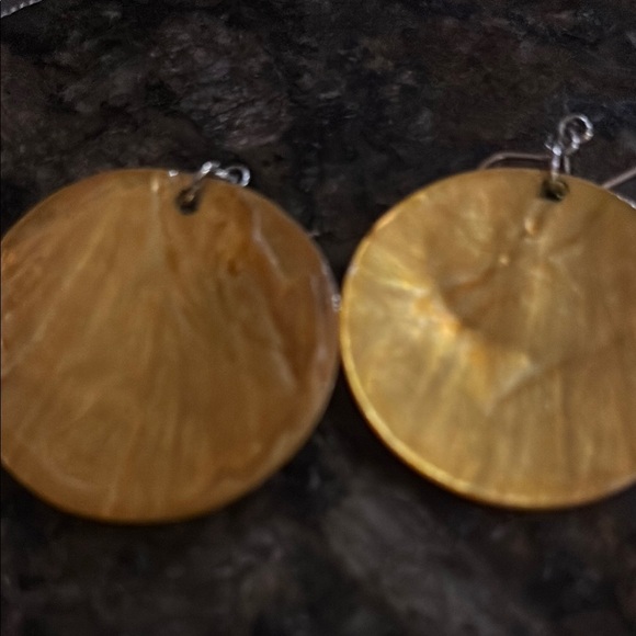 Elegant Gold Shell Earrings - Picture 2 of 2